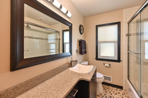 2872 83rd St, Milwaukee, WI 53219-2711