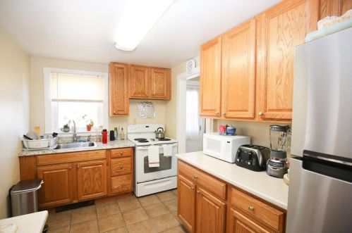 76 Kay Blvd, Middletown RI 02840-2318 exterior