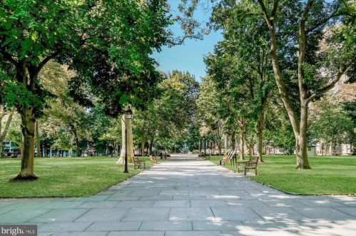 233 6th St, Philadelphia PA  19106-3768 exterior