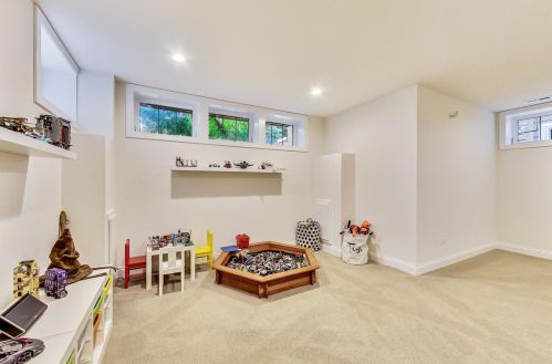 6082 Sauganash Ave, Chicago IL 60646 exterior