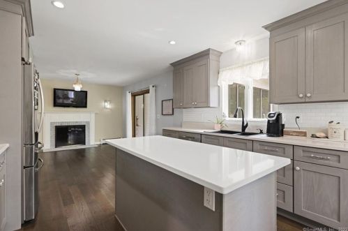 63 Foxcroft Rd, Enfield CT 06082-2430 exterior