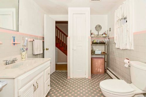 273 Essex St, Babylon NY 11704-2108 exterior