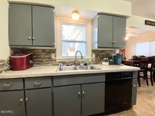 1301 Cavanagh St, Grand Rapids MI 49508-6127 exterior