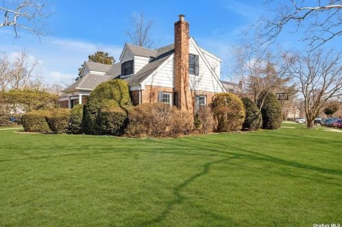 1081 Chestnut St, Valley Stream NY  11580-2157 exterior