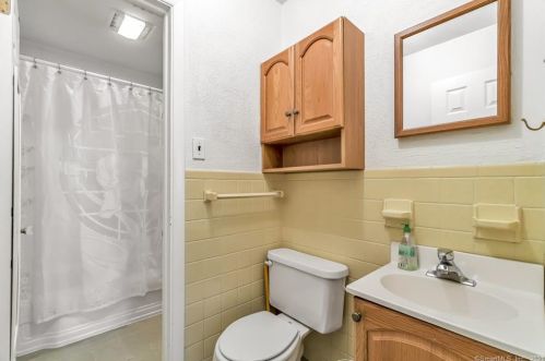 15 Hollywood Ave, Milford CT 06460-4214 exterior