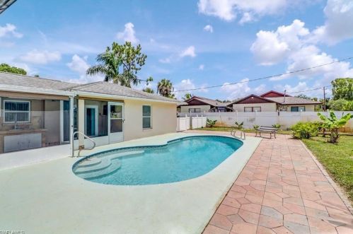 2733 55th Ter, Naples FL 34116-7540 exterior