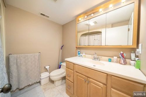 9 Lawrence Ct, Teaneck NJ 07666-6489 exterior