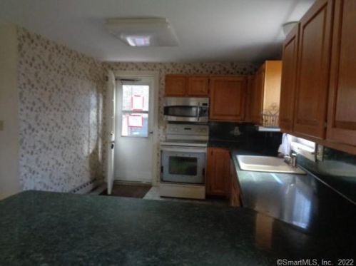 327 Scott Swamp Rd, Farmington CT 06032-3415 exterior