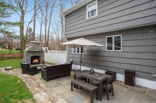 8 Stonehedge Rd, Norwalk CT 06851-1229 exterior