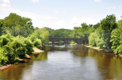 184 St, Windsor CT 06095-2412 exterior