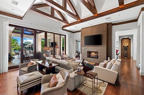 655 Bougainvillea Rd, Naples FL 34102-5545 exterior