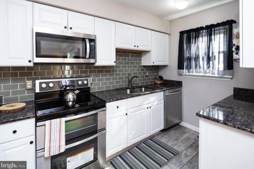 51 Mactavish Ct, New Castle DE 19720-6524 exterior