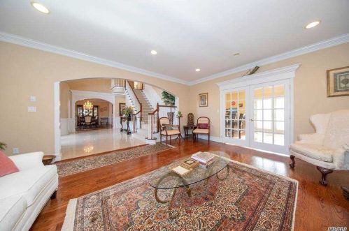 15 Aly Pond Ct, Huntington Station NY 11746-5875 exterior