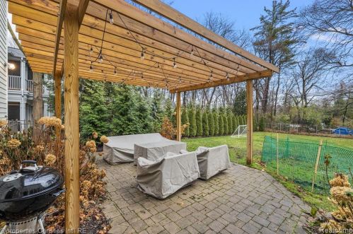 1174 Lakeside Dr, Bham MI 48009-1381 exterior