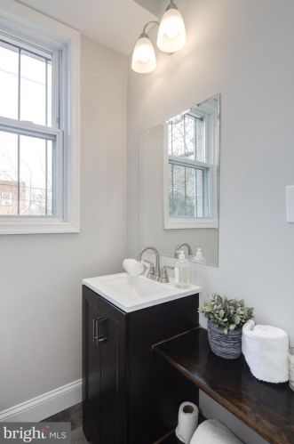 401 Newcomb St, Washington DC 20032-2655 exterior