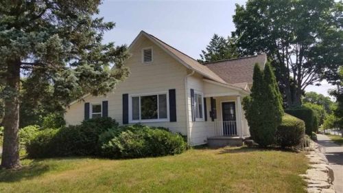 419 Antrim St, Charlevoix MI  49720-1365 exterior