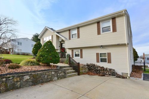 9 Ferncrest Dr, Providence RI 02919-3503 exterior