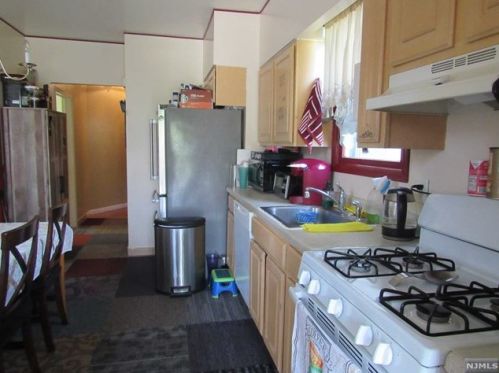 53 Hamilton Ave, Fairview NJ 07022-2040 exterior