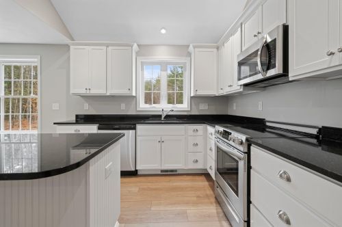 19 Richmond Dr, Concord, NH 03303-1944