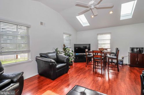 301 Hollywood Dr, Trenton NJ 08609-1805 exterior