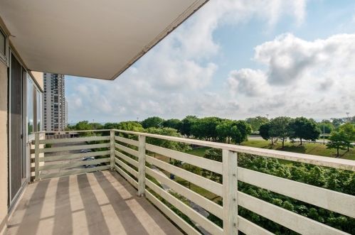 5601 Sheridan Rd, Chicago IL  60660-4804 exterior