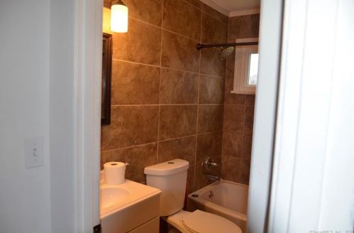 47 Heron Rd, Enfield CT 06082-4002 exterior