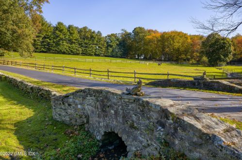 530 Round Hl Rd, Greenwich CT 06831-2653 exterior