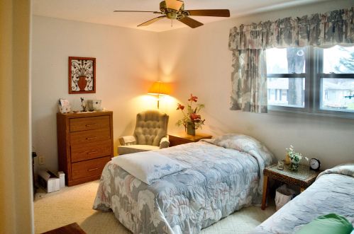 1252 Edinborough Dr, Meskegon MI 49441-5326 exterior