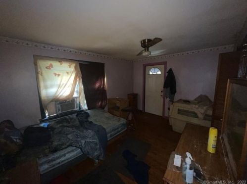 24 Cooper St, Enfield CT 06082-4706 exterior