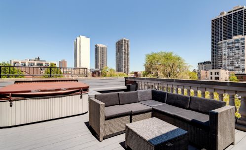 1512 Wieland St, Chicago IL 60610-1233 exterior