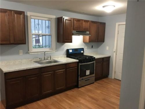 16 Hollis St, Providence, RI 02907-2712