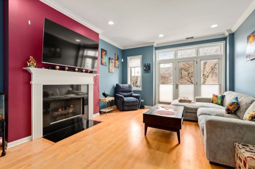 952 Barry Ave, Chicago, IL 60657-2677