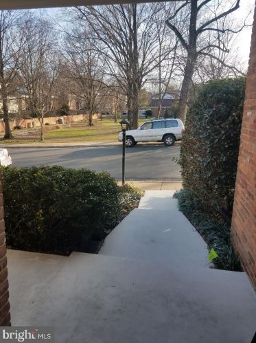 1152 Wimbledon Dr, Mc Lean VA  22101-2938 exterior