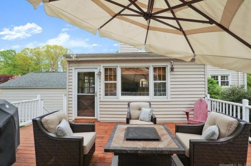 10 Ledgewood Dr, Norwalk CT 06850-1821 exterior