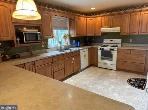 381 Thornhill Dr, Hanover PA  17331-7976 exterior