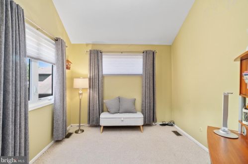 9 Riverbend Dr, New Brunswick NJ 08902-1100 exterior