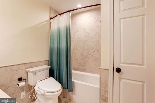 733 Rdg Dr, Mc Lean VA 22101-1620 exterior