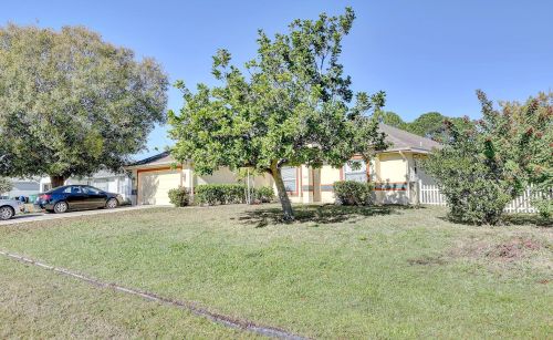 245 Parish Ter, Fort Pierce, FL 34984-3637