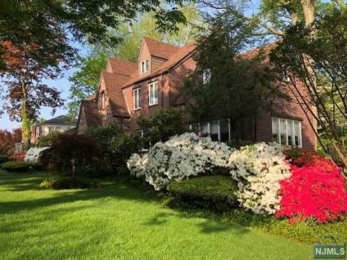 960 Lincoln Pl, Teaneck, NJ 07666-2608