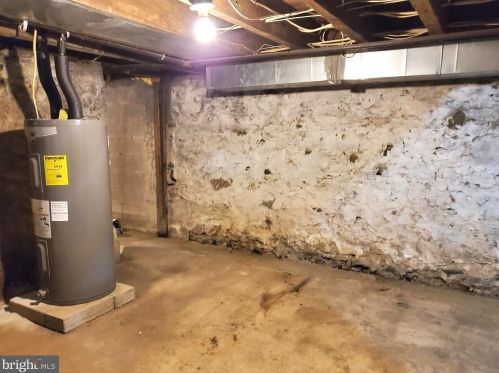 27 8th St, Chester PA 19013-6018 exterior