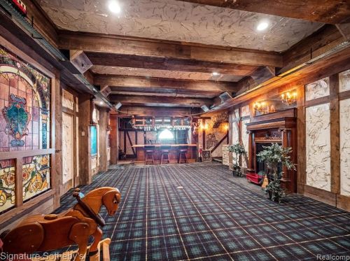 2009 Victoria Hl, Rochester MI exterior