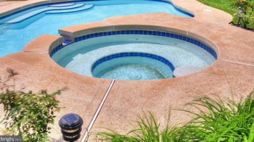 344 Freehold Rd, Jackson Twp NJ 08527-4632 exterior