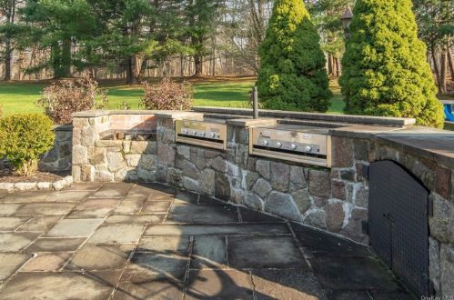 18 Day Rd, Armonk NY exterior