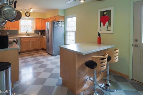 9883 Almena Dr, Kalamazoo, MI 49009-7913