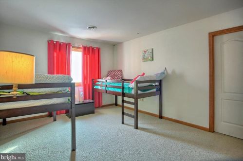 409 Dart Dr, Hanover PA 17331-1327 exterior