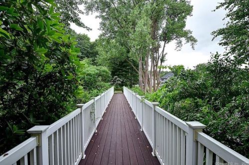 200 Picket Ln, Windsor CT  06095-4758 exterior