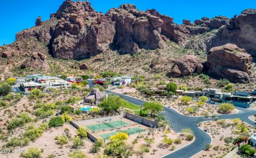 5761 Echo Canyon Cir, Phoenix AZ  85018-1270 exterior