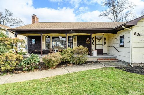 668 Denver Blvd, Edison, NJ 08820-1905