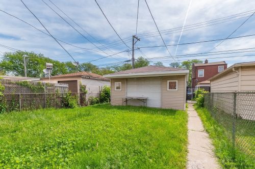 8621 Yates Blvd, Chicago IL  60617-2319 exterior