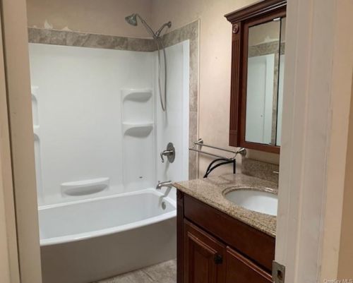 18 Cedar Ct, Middletown NY 10940-6940 exterior